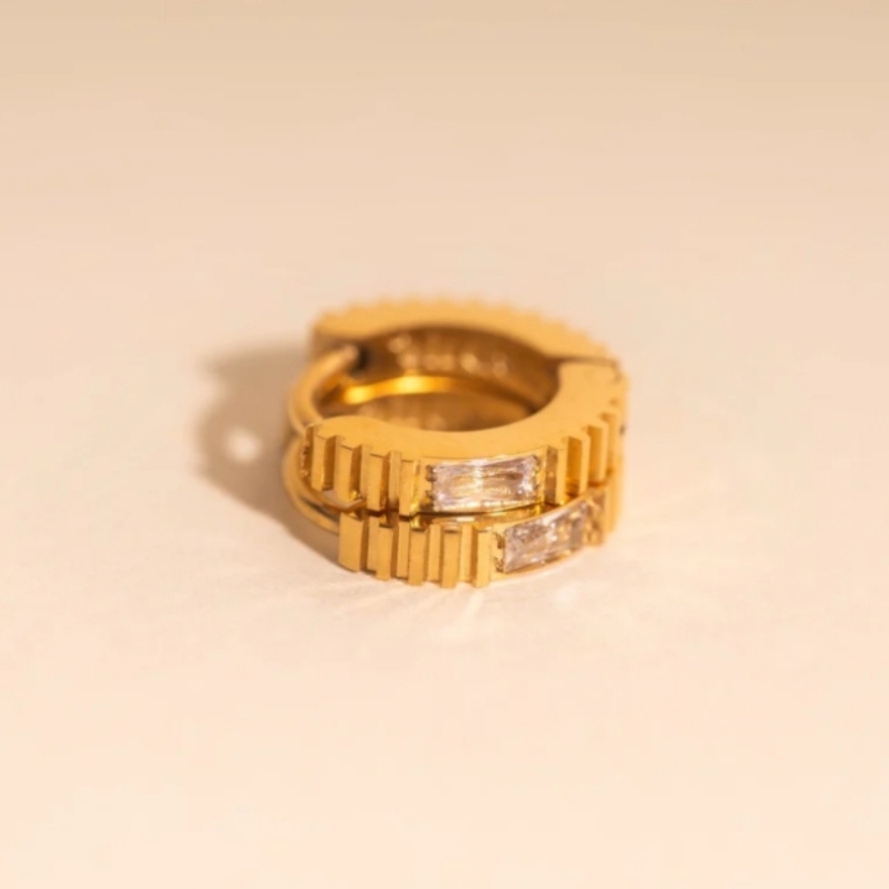 NWT Oh Clementine Crystal Textured Tiny Huggie Hoop Earrings 18k Gold - Picture 4 of 6